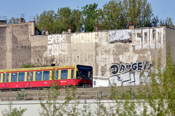 Berlin  Deutschland  S-Bahn und Brandwand mit Graffiti in der Kynaststrasse