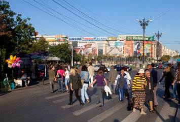 Bukarest  Rumaenien  Passanten auf dem Platz der Einheit mit dem Unirea Shopping Center