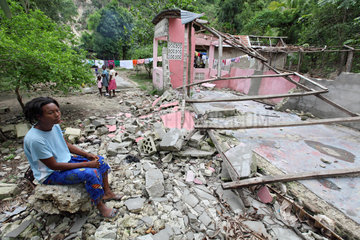 Leogane  Haiti  eine Frau sitz vor ihrem durch das Beben zerstoerte Haus