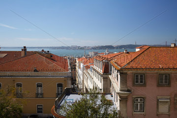 Lissabon  Portugal  Blick von der Rua da Saudade ueber die Daecher von Lissabon