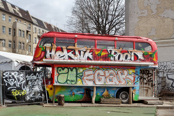 Berlin  Deutschland  ein ausrangierter Doppeldeckerbus als Bar umfunkioniert