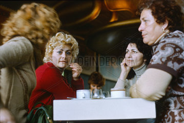 Berlin  DDR  Frauen unterhalten sich bei einer Tasse Kaffee im Szenecafe Tute