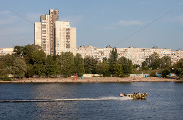 Kiew  Ukraine  Wohnhaeuser am Dnepr-Fluss