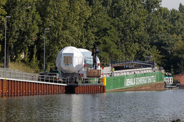 Berlin  Deutschland  500 Tonnen schwere Kraftwerksgasturbine wird auf den BEHALA-Schwergutshuttle transportiert