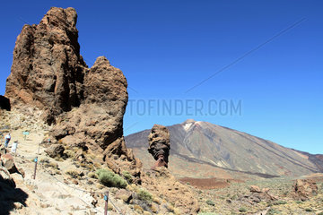 Santiago del Teide  Spanien  Blick auf die Felsen von Los Roques de Garcia vor dem Vulkan Pico del Teide