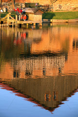 Prangendorf  Hausgiebel spiegelt sich in einem See