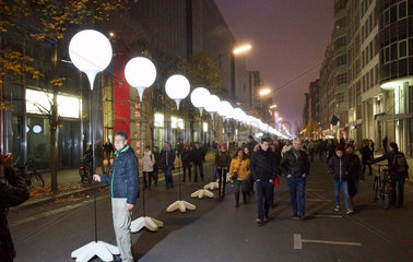 Berlin  Deutschland  Lichtinstallation Lichtgrenze zu 25 Jahre Mauerfall