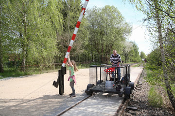 Ratzeburg  Deutschland  Touristen unterwegs mit einer Draisine auf dem Gelaende der Erlebnisbahn Ratzeburg