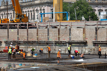 Berlin  Deutschland  Bauarbeiter an der Fundamentplatte fuer das Berliner Schloss
