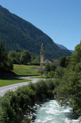 Borgonovo  Schweiz  Blick von einer Bruecke ueber den Fluss Maira zur Kirche San Giorgio