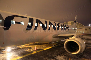 Vantaa  Finnland  Maschine der Fluggesellschaft Finnair am Helsinki Airport bei Nacht