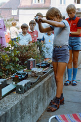 Berlin  DDR  Junge spielt auf dem Pankefest mit einem Spielzeugpanzer