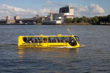 Rotterdam  Niederlande  Stadtansicht mit einem Amphibienbus am Kop van Zuid