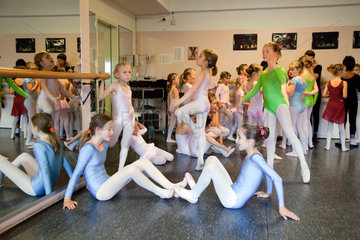 Duisburg  Deutschland  Maedchen waehrend der Ballettprobe im Ballettstudio des Theaters Duisburg