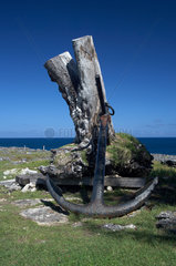 Connell Town  Barbados  ein Anker an einem Baumstumpf erinnert an gesunkene Schiffe