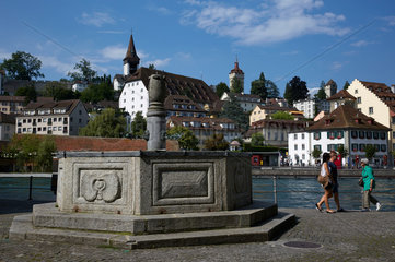 Luzern  Schweiz  Brunnen am Ufer der Reuss