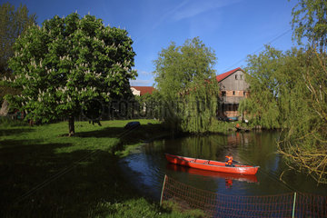 Prangendorf  Deutschland  Junge sitzt in einem Boot auf einem Teich