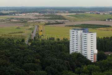 Berlin  Deutschland  ein Wohnhochhaus in der Gropiusstadt am Stadtrand
