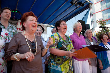 Oberhausen  Deutschland  SING DAY OF SONG  Choere singen auf der Kirmes in Sterkrade