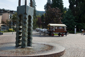 Badenweiler  Deutschland  Brunnen mit Pferdekutsche am Kurplatz