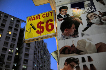 Singapur  Republik Singapur  Frisoergeschaeft wirbt fuer guenstige Haarschnitte