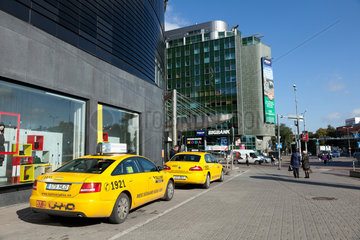 Tallinn  Estland  wartende Taxis an der Viru Centre shopping mall