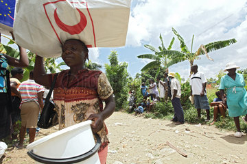 Leogane  Haiti  Hilfsgueter-Verteilung fuer Erdbebenopfer