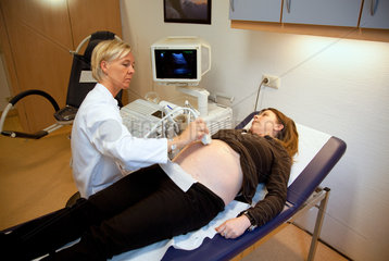 Essen  Deutschland  in der Gynaekologie betreut eine Fachaerztin eine Schwangere