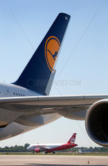 Duesseldorf  Deutschland  der Airbus A380 von Lufthansa und ein Flugzeug von AirBerlin