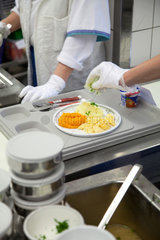 Essen  Deutschland  Essensvorbereitung in einer Grosskueche im Krankenhaus