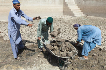Gunglo Santani  Pakistan  Dorfbewohner befreien Wasserspeicherbecken von Schlamm