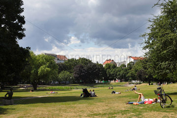 Berlin  Deutschland  Menschen im Weinbergspark in Berlin-Mitte