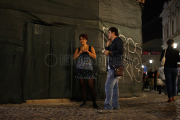 Bukarest  Rumaenien  eine Frau und ein Mann stehen an einer Strassenecke