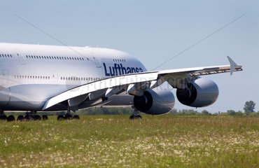 Duesseldorf  Deutschland  der Airbus A380 von Lufthansa wartet auf den Start