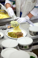 Essen  Deutschland  Essensvorbereitung in einer Grosskueche im Krankenhaus