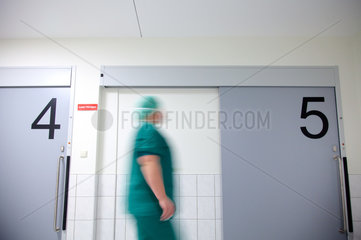 Deutschland  Krankenhaus  Flur zu den Operationssaelen 4 und 5