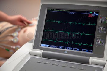 Essen  Deutschland  die Herzfrequenzkurve eines Patienten beim Ruhe-EKG