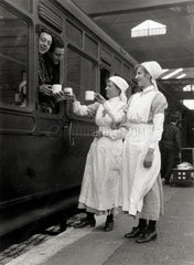 Red cross workers serving tea to soldiers  1914-1918.