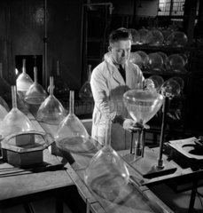 Examining cathode ray tubes  Mullards  Blackburn  1952.