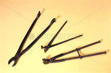 Tooth instruments for horses.