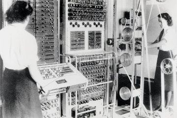 Wrens operating the 'Colossus' computer  1943.