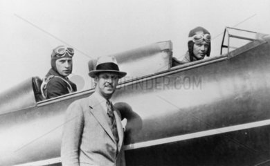 Lindbergh (right)  Weick (left) and Hamilton (standing)  1927.