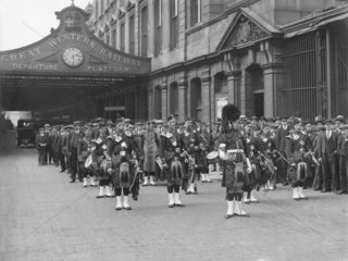 War recruits  Paddinton station  London  1915