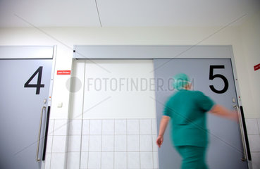 Deutschland  Krankenhaus  Flur zu den Operationssaelen 4 und 5