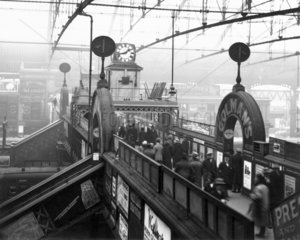 Footbridge in Birmingham New Street Station 1927.