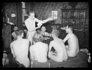 Naked card trick  1938.