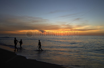 Holetown  Barbados  Badende am Meer nach Sonnenuntergang  Sunset Crest Beach