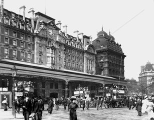 Victoria station  London  c 1905.
