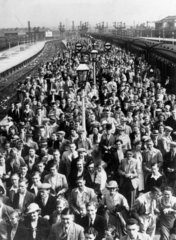 A mass of passengers on Central Station  Blackpool  September 1937.