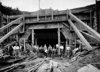 Reconstructing Gill's Corner tunnel  1892.